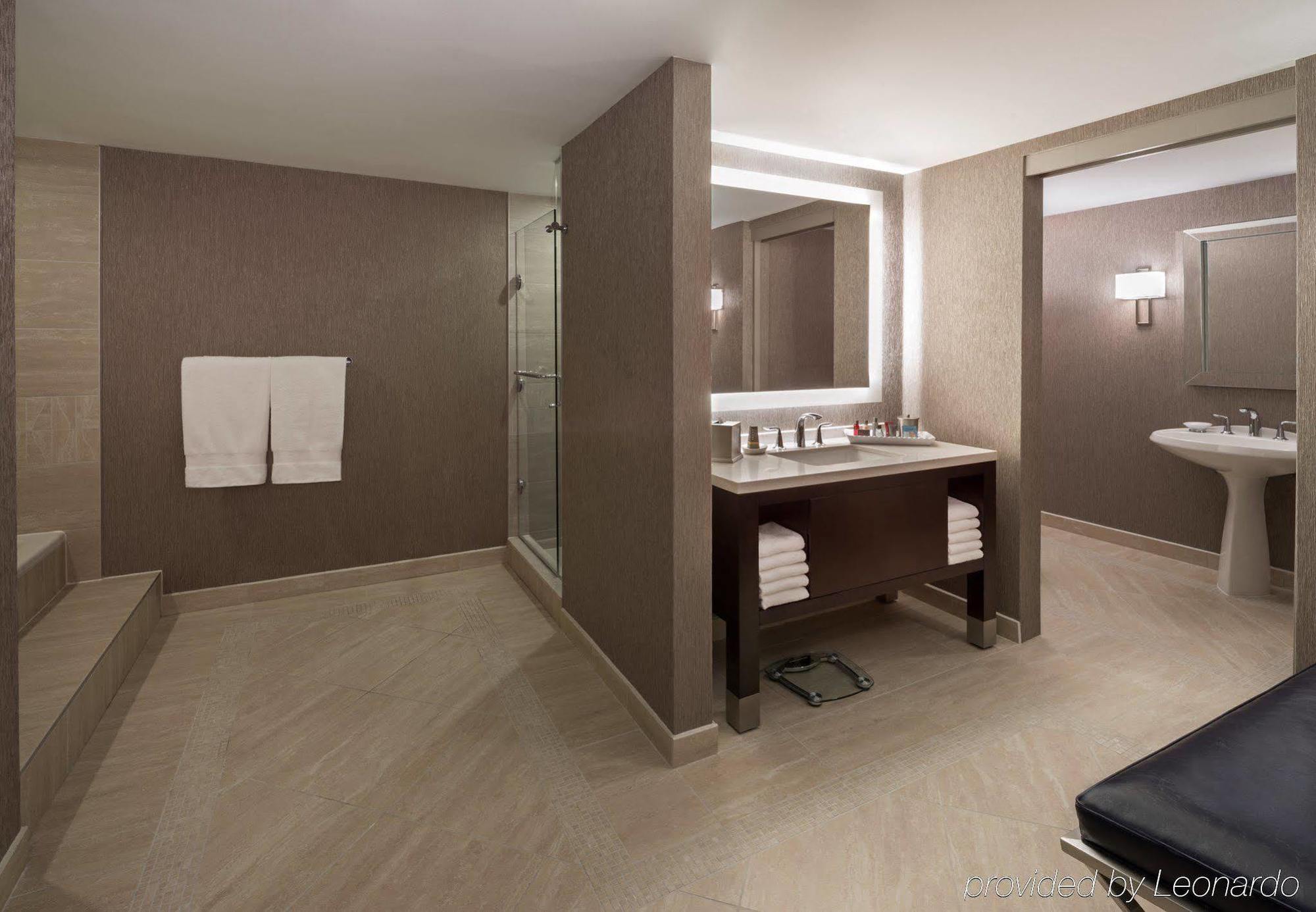 Отель Marriott Downtown At Cf Toronto Eaton Centre Экстерьер фото